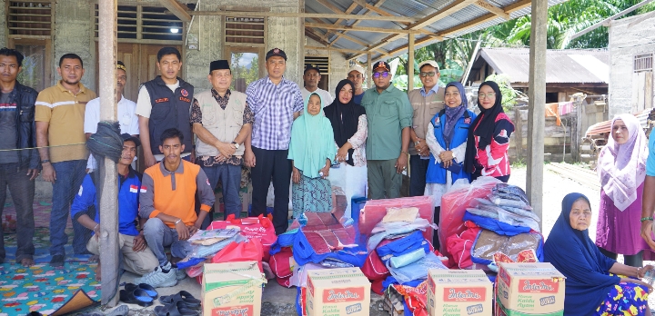 Bupati TRK Diwakili Wabup Raja Sayang Serahkan Bantuan Masa Panik kepada Korban Puting Beliung di Panton Bayam