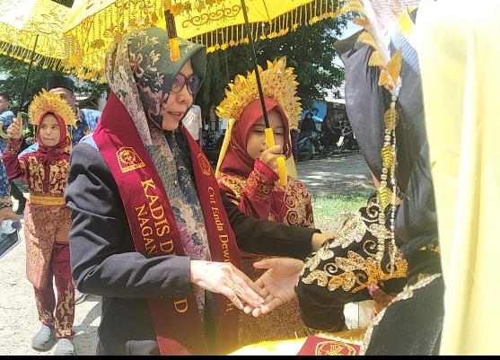 Kunjungan Perdana Kadisdik Nagan Raya ke SD Negeri Kuala Seumayam Disambut Meriah