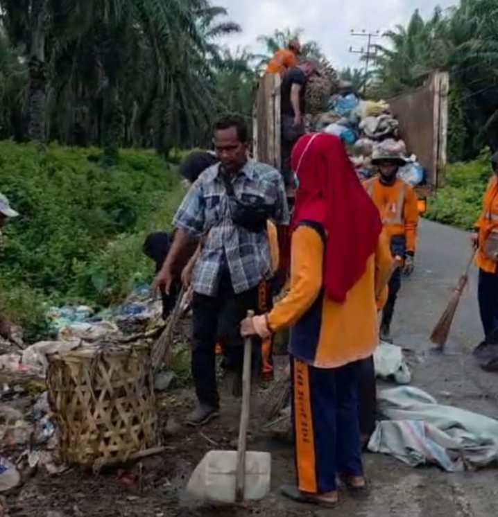 DLH Kerahkan 89 Orang Petugas Kebersihan ke Darul Makmur