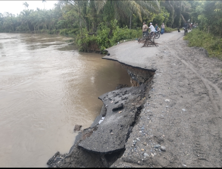 Badan Jalan Gampong Kuta Trieng Ambruk Setengah, Akses Tiga Gampong Terputus