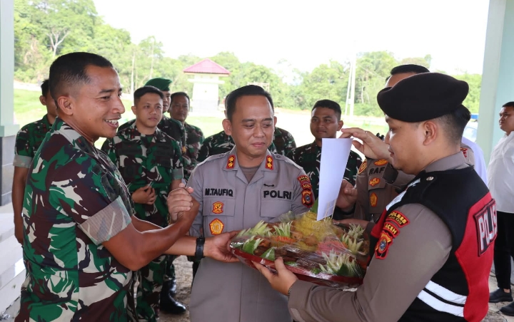 Semarak HUT TNI ke-81, Kapolres Nagan Raya Perkuat Sinergitas TNI-Polri melalui Upacara dan Pemberian Tumpeng