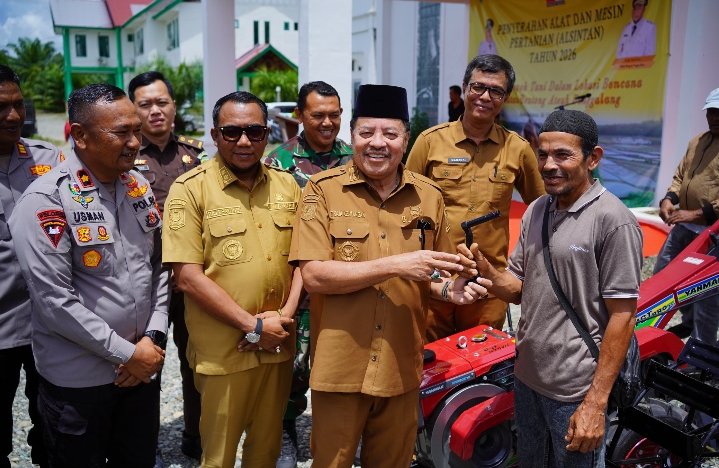 Bupati TRK Serahkan Bantuan 17 Hand Traktor dan 4 Mesin Perontok Padi